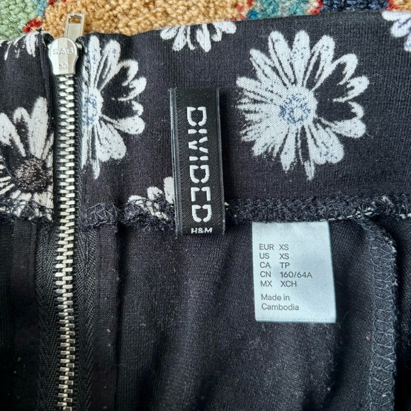 Black and white mini skirt - Picture 2 of 3